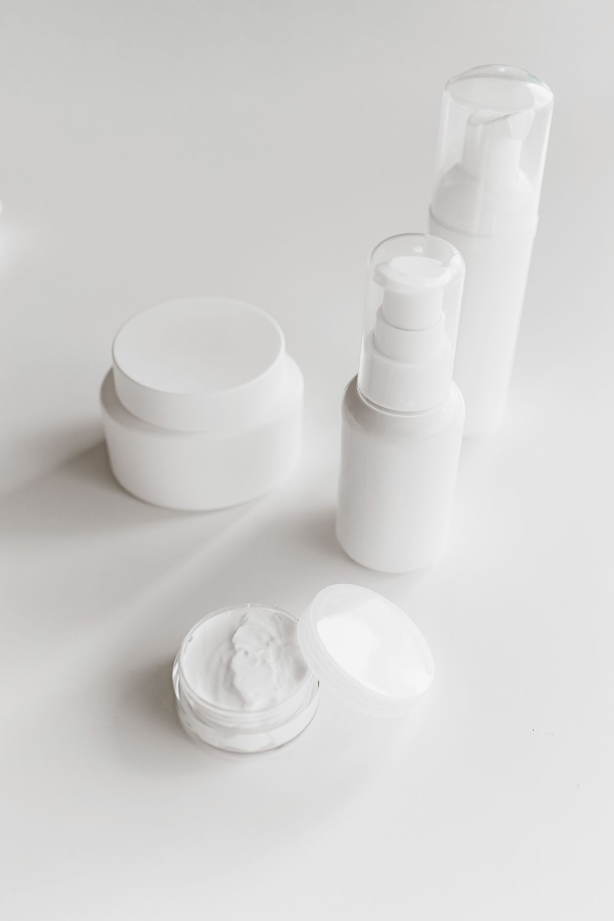Packshot de produits de soin sur fond blanc